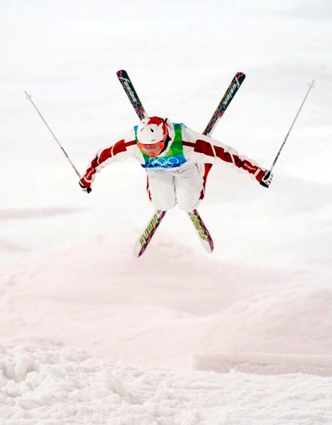 Mnoho práce dalo pořadatelům, než si mohli takhle boulaři a boulařky zaskákat, veškerý sníh na trati pro olympijský závod totiž musel být dovezen až z dalekého Manning Parku. | Foto: Reuters