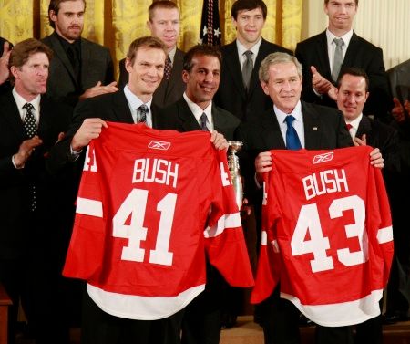 Kapitán Lidstrom a prezident Bush pózují s dersy s jeho jménem. | Foto: Jiří Šidliák, Reuters