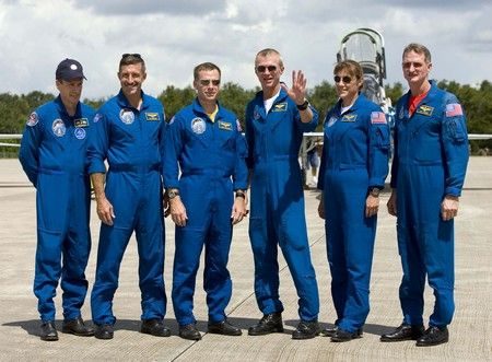 Posádka vesmírné mise STS-115 raketoplánu Atlantis (zleva): specialista Steven MacLean z Kanadské vesmírné agentury, Daniel Burbank, pilot Christopher Ferguson, velitel Brent Jett, specialistka Heidemarie Stefanyshyn-Piper a Joseph Tanner | Foto: NASA