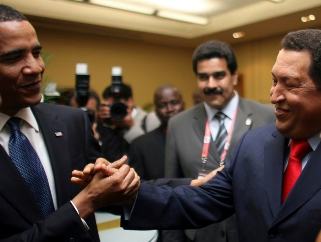 Barack Obama a Hugo Chávez poprvé spolu | Foto: Reuters