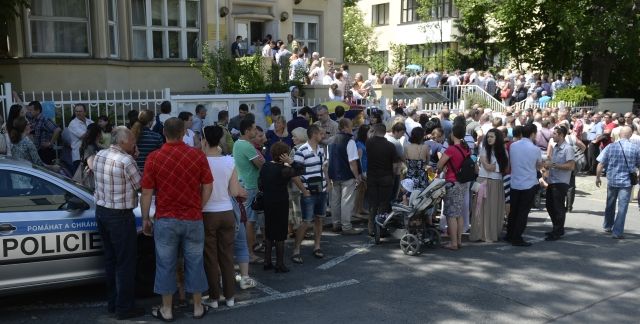 Stovky Ukrajinců čekaly 25. května 2014 ve frontě před ambasádou v Praze, kde volili svého prezidenta. | Foto: ČTK