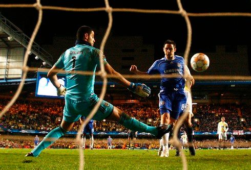 Pojišťující zásah "Blues" pak zaznamenal v závěru Frank Lampard | Foto: Reuters