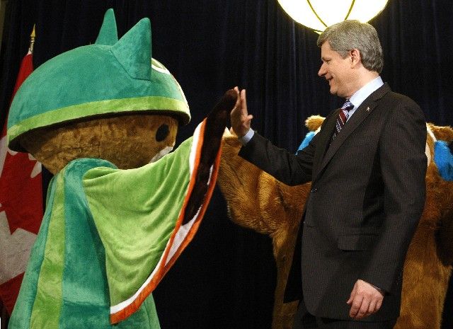 High five. Kanadský premiér Stephen Harper s olympijským maskotem Sumim. Vancouver začal odpočítávat rok do zahájení OH. | Foto: Reuters