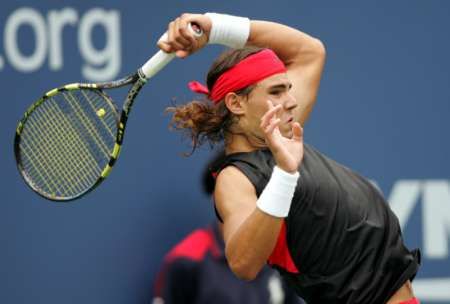 Španělský tenista Rafael Nadal v zápase prvního kola US Open, ve kterém si poradil s Markem Philippoussisem z Austrálie, finalistou US Open z roku 1998, třikrát 6:4. | Foto: Reuters