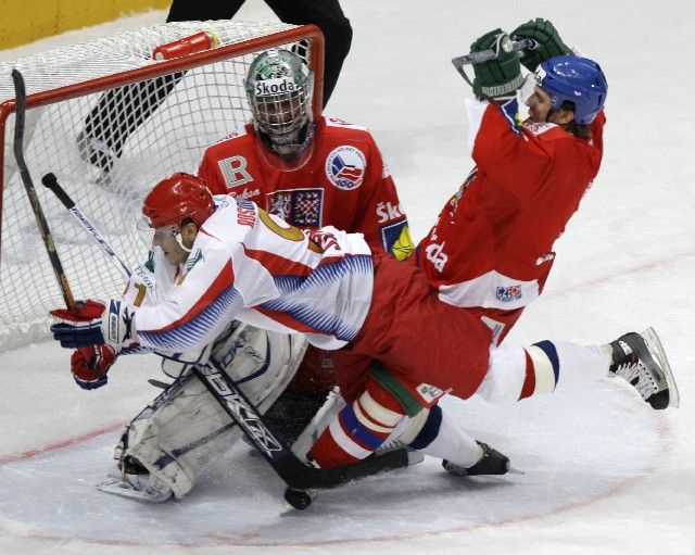 Petr Vampola (vpravo) sráží k zemi Olega Saprykina, který právě zvýšil v zápase Rusko - Česko na 4:2 pro Rusy. | Foto: Reuters