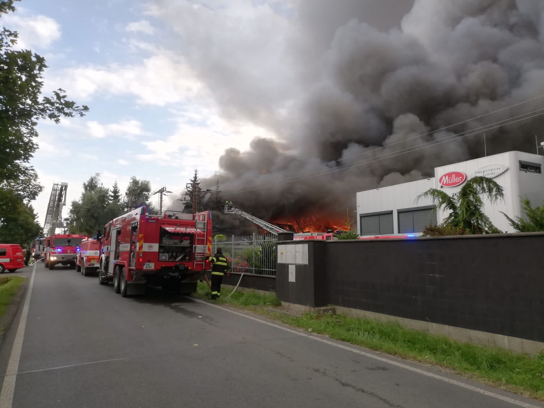 Hořící hala v Uhříněvsi se částečně zřítila. Hasiči už ...