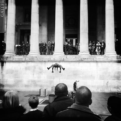 Pouliční jogín před Národní galerií na Trafalgar Square. | Foto: Libor Fojtík