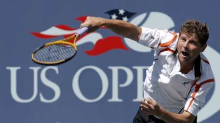 Český tenista Jiří Novák podává v osmifinále US Open proti Rafaelu Nadalovi ze Španělska. | Foto: Reuters