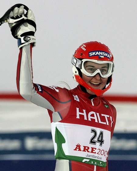 Usměvavá Šárka Záhrobská v cíli slalomu do superkombinace na MS v Arre, v níž skončila na čtvrtém místě. | Foto: Reuters