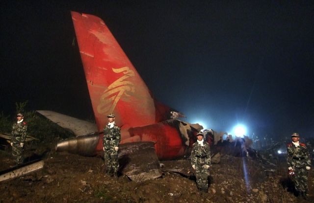 Stroj patřil malé společnosti Henan Airlines. Ta nyní na tři dny pozastavila veškeré své lety. | Foto: Reuters