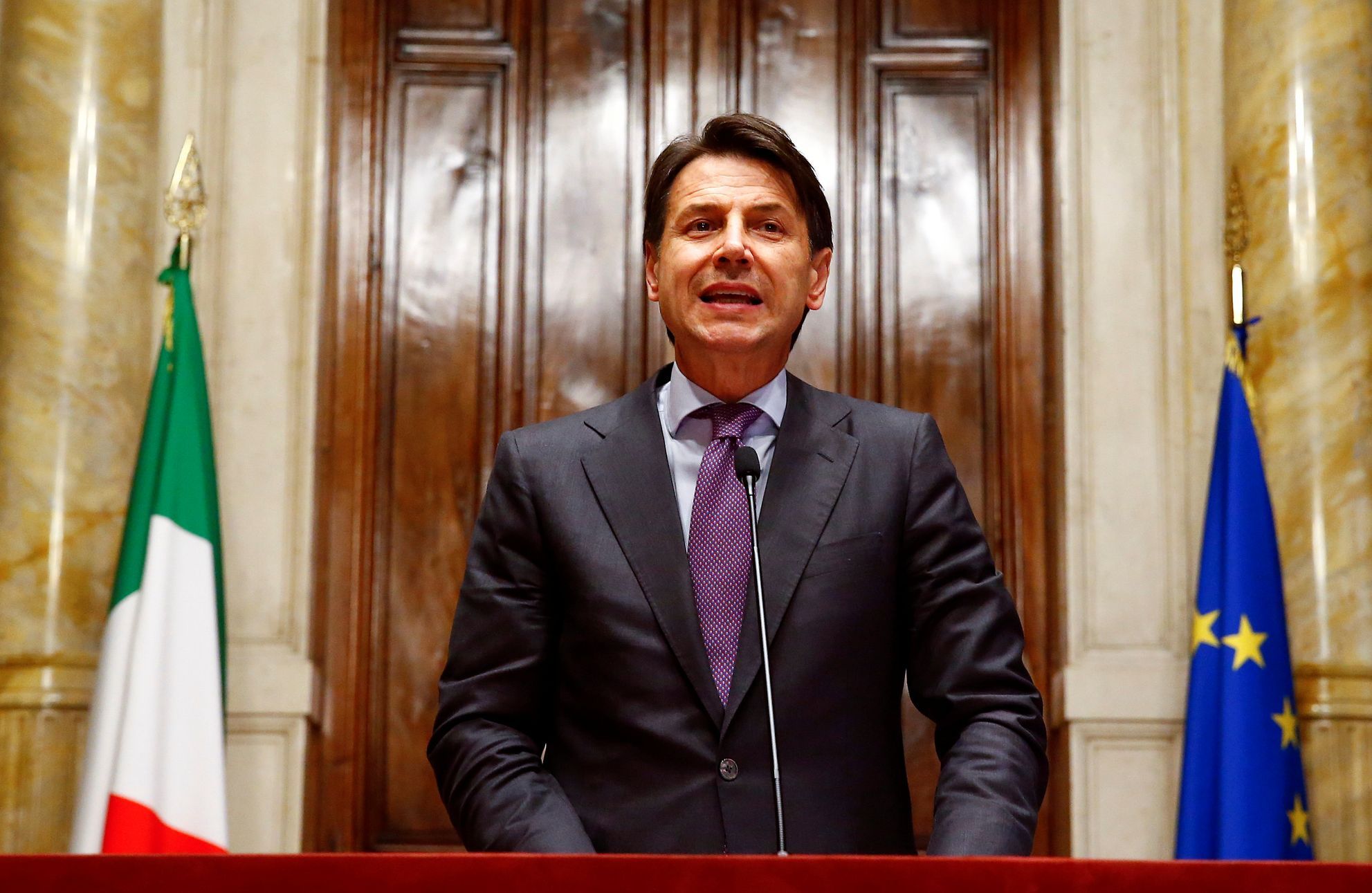 Giuseppe Conte, nuovo arrivato in politica, diventa il nuovo Primo Ministro italiano.  Guiderà una coalizione populista