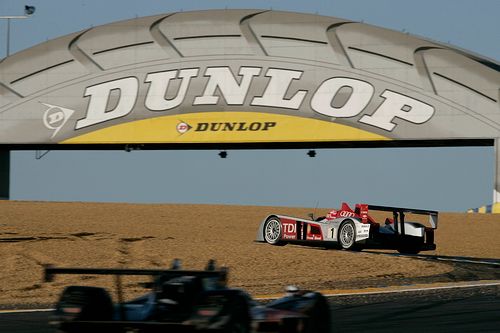 Emanule Pirro vjíždí s Audi R10 pod most Dunlop. | Foto: Audi