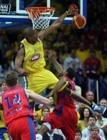 Maceo Baston z Maccabi Tel Aviv v doskoku s Alekxejem Savrasenkem (vlevo) a Davidem Vanterpoolem z CSKA Moskva. | Foto: Reuters