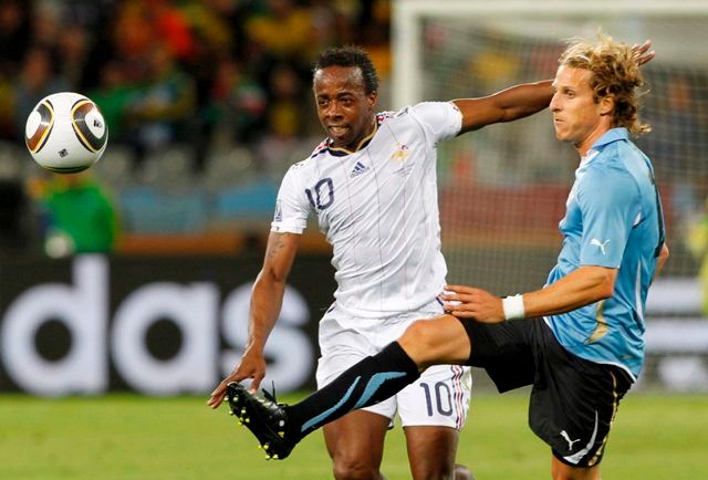 Diego Forlán, uruguajský fenomén, v souboji se Sidneym Govouem. | Foto: Reuters