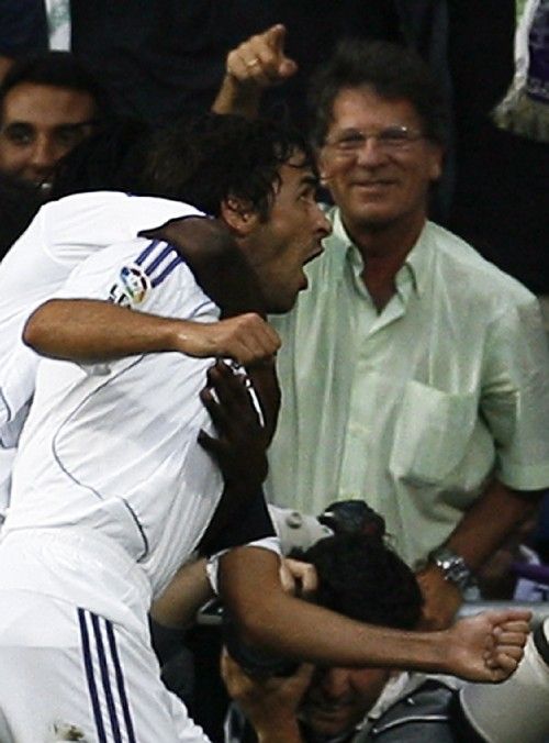 Kapitán Realu Madrid Raul oslavuje gól do sítě Atlétika Madrid v prvním zápase nové sezony španělské ligy. | Foto: Reuters