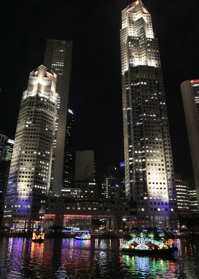 Panorama nočního Singapuru bude kulisou prvního závodu F1 pod umělým osvětlením. | Foto: Reuters