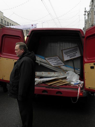 Agitační plakáty rozdávali přímo z automobilu. | Foto: Aktuálně.cz