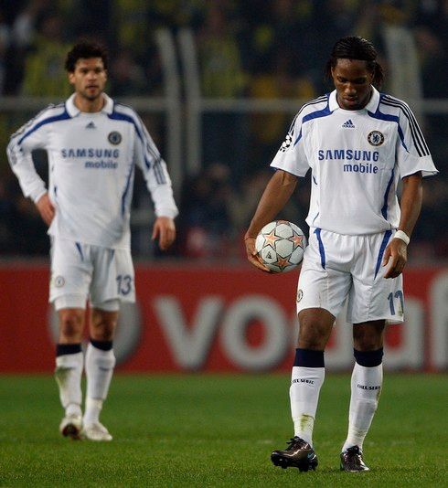 Michael Ballack a Didier Drogba se vzpamatovávají z druhé inkasované branky | Foto: Reuters