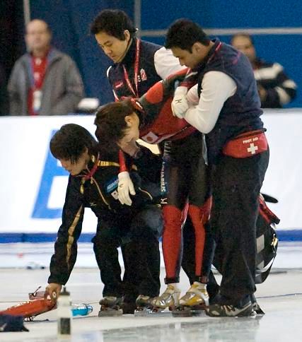 Masako Hozumiová se zvedá po kolizi se Sáblíkovou | Foto: Reuters