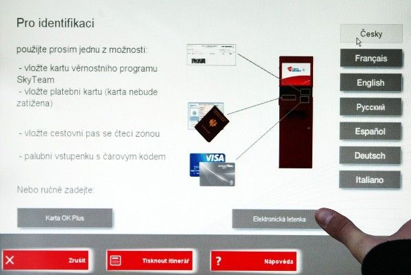 Vyberete si jazyk, kterým chcete se zařízením komunikovat, a označíte, zda se identifikujete OK věrnostní kartou či elektronickou letenkou. | Foto: Jan Langer