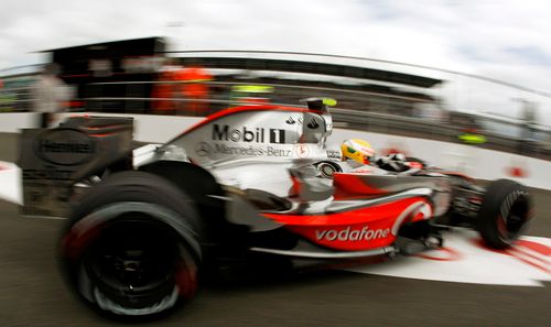 Lewis Hamilton vyjíždí se svým McLarenem z boxů v Silverstone. | Foto: Reuters