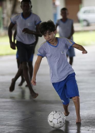 Fotbal se pro něj stal náplní života. Gabriel Muniz sní o kariéře profesionálního fotbalisty. Jeho velkým vzorem je famózní fotbalista FC Barcelony Lionel Messi. Rodiče se ho snaží podporovat i přesto, že jsou chudí. Ve školním fotbalovém týmu je Gabriel oblíbený, dokonce často bývá jeho kapitánem. | Foto: Reuters