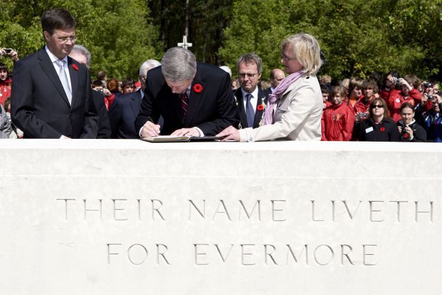 Nizozemský premiér Jan Peter Balkenende (vlevo) a kanadský premiér Stephen Harper na kanadském vojenském hřbitově v Bergen op Zoom v Nizozemsku. | Foto: Reuters