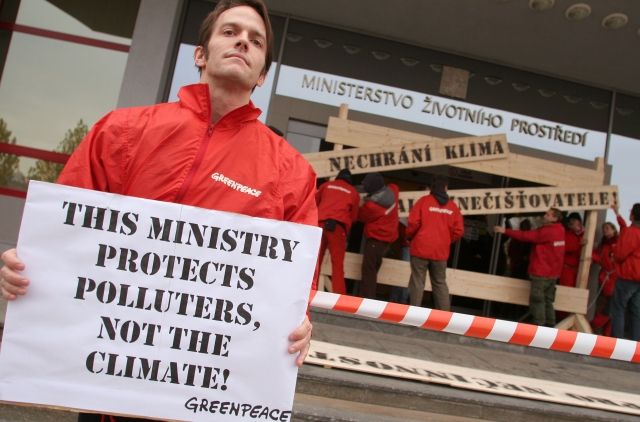 Protest aktivistů Greenpeace před ministerstvem životního prostředí. Důvodem byly emisní povolenky pro české podniky. | Foto: Greenpeace