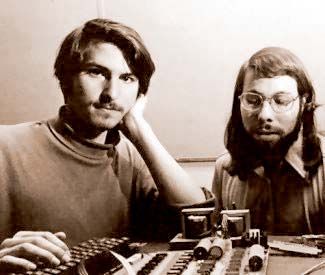 1975 - V Silicon Valley vzniká neformální Homebrew Computer Club. V aule Standfordské univerzity scházejí technologičtí excentrici a entuziasté. Vyměňují si tady nejen součástky ke svým průkopnickým přístrojům, ale i myšlenky a nápady. Jobs tady potkává inženýrského génia Steva Wozniaka, který tou dobou navrhuje kalkulačky v Hewlett-Packard. | Foto: Karel Toman