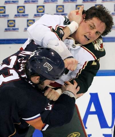 Derek Boogaard a Steve MacIntyre při pěstním souboji. | Foto: Reuters