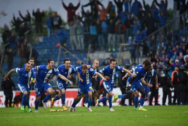 Fotbalisté Liberce oslavují zisk poháru. | Foto: ČTK