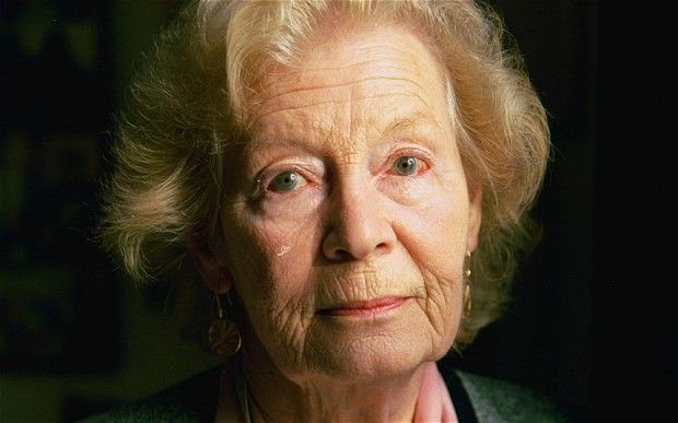 Nina Bawden , 19. 1. 1925 – 22. 8. 2012, britská autorka knih pro děti i dospělé 
 Životní dráha britské autorky knih pro děti i dospělé Niny Bawden skončila deset let po tragické vlakové nehodě, při níž zemřel její druhý manžel a ona sama utrpěla těžká zranění. 
 Za celý život napsala Bawden pětapadesát knih. Kromě Cariiny války patří mezi její nejvýznamnější díla On the Run (1964), The Witch´s Daughter (1966), The Birds on the Trees (1970) a The Peppermint Pig (1975). Poslední jmenovaná vyhrála Guardian Children's Fiction Prize a Carriina válka se v roce 1993 dočkala Phoenix Award určenou pro nejlepší knihu v angličtině, která za 20 let nezískala významnou cenu. Její prózy se čím dál tím víc orientovaly na příhody z dětství a líčení dětské duše. Prohlašovala, že ráda píše pro děti, jelikož „většina lidí podceňuje jejich porozumění a sílu jejich citů a ve svých knihách se s tím snažím vypořádat správně." 
 Článek: 
 http://aktualne.centrum.cz/kultura/kratke-zpravy/clanek.phtml?id=755277 | Foto: Aktuálně.cz