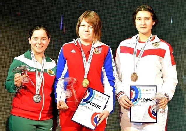 Česká juniorka Denisa Bezděčná na ME ve sportovní střelbě (vzduchová pistole) na stupních vítězů | Foto: Facebooková stránka Czech Shooting Team