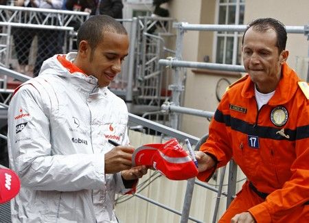 Cenný autogram. Lewis Hamilton se podepisuje na čepici. | Foto: Reuters