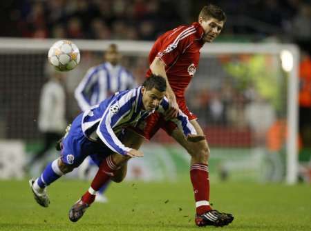 Liverpoolský fotbalista Steven Gerrard (vpravo) v souboji s portským Ricardem Quaresmou. | Foto: Reuters