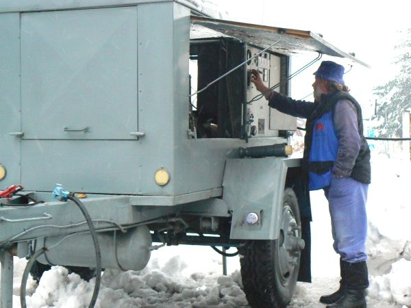 Tahle stařičká centrála před hasičskou zbrojnicí v Karolince dodává proud nejen do veřejného osvětlení ale i do sídlištní plynové kotelny. Bez elektronického ovládání by totiž nefungovala. Takže lidi mrznout nebudou? "No, možná," směje se muž u stroje. | Foto: Karel Toman