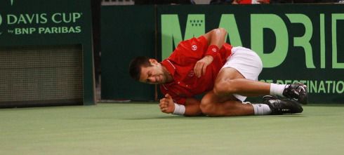 Za stavu 3:2 ve druhém setu předvedl riskantní skok, po němž se notnou chvíli svíjel na zemi. | Foto: Pavel Lebeda - Česká sportovní