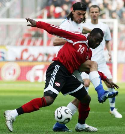 Fotbalista Trinidadu a Tobaga Stern John (vpředu) v souboji s Tomášem Ujfalušim. | Foto: Reuters