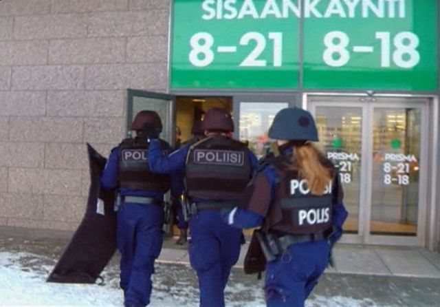 Policisté vcházejí do obchodního domu. | Foto: Reuters