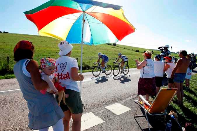 Diváci povzbuzovali i během 12. etapy Tour de France. | Foto: Reuters