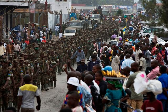 Zástupy lidí sledují odchod rwandských vojáků v příhraničním konžském městě Goma | Foto: Reuters