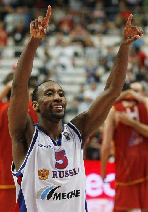 Ruský basketbalista Jon Robert Holden se raduje ze zisku titulu mistra Evropy po finálovém vítězství nad Španělskem. | Foto: Reuters