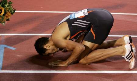 Francouzský mílař Mehdi Baala líbá tartan po vítěztsví v běhu na 1500 m v Bruselu. | Foto: Reuters