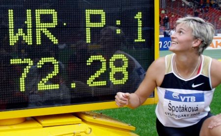 Oštěpařka Barbora Špotáková zapsala sebe i Českou republiku do rekordních tabulek. Ve Stuttgartu hodila nejdál v historii. | Foto: Reuters