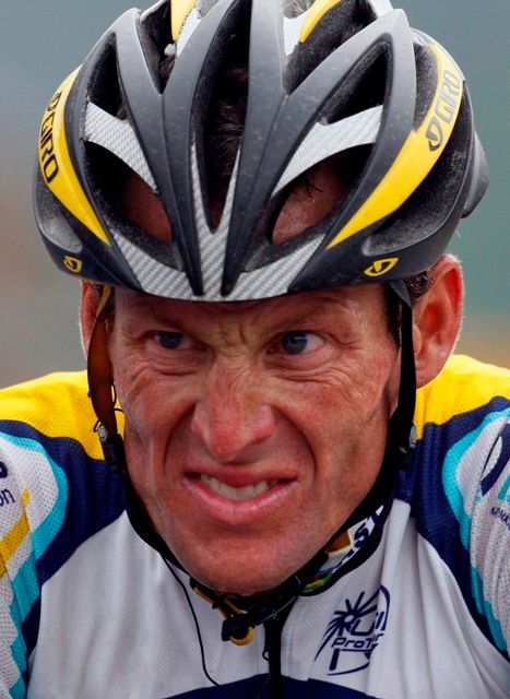 Lance Armstrong v cíli 17. etapy Tour de France nevypadal příliš spokojeně. Jeho ztráta na vedoucího Contadora se totiž vyšplhala už na téměř čtyři minuty. | Foto: Reuters