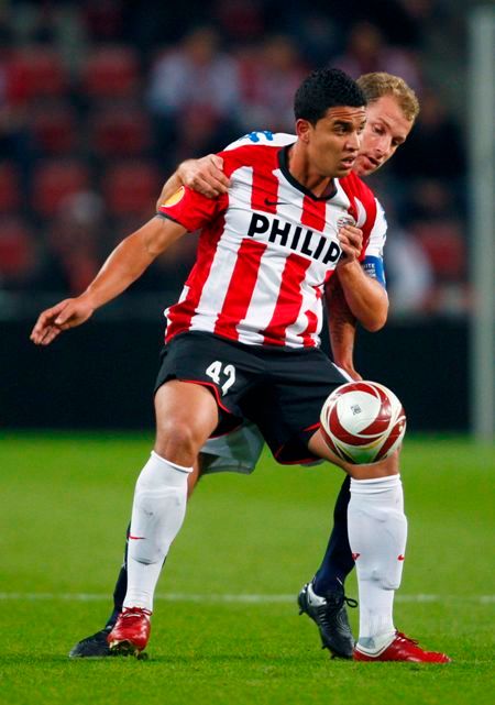 Jonathan Reis (PSV) je stíhán Hjalte Norregaardem (Kodaň) v utkání Evropské ligy. | Foto: Reuters