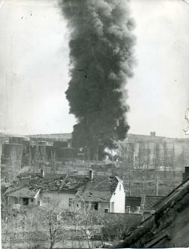 Let nad střední Čechy trval necelých pět hodin. Bombardování Kralup začalo v půl jedné odpoledne. Rafinerie minerálních olejů figurovala na americkém seznamu důležitých strategických cílů, ale v posledních měsících už v ní byla výroba výrazně utlumena, byla téměř mimo provoz. První z devíti vln náletů zasáhla zásobník se zbytky ropy, který se vznítil. Hustý dým zahalil celé město, což se Kralupům stalo osudným. | Foto: Archiv Městského muzea v Kralupech