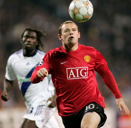 Wayne Rooney z Manchesteru Unitedu (vpravo) hlavičkuje míč před Pape Diakhatem z Dynama Kyjev. | Foto: Reuters