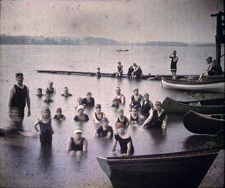 Koupající se lidé v jezeru Silver Lake v USA. Rok 1907. | Foto: Charles C. Zoller / George Eastman House collection / Public domain