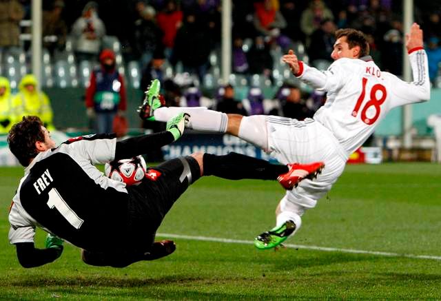 Kolíky lítaly vysoko i v zápase Bayernu s Fiorentinou. | Foto: Reuters